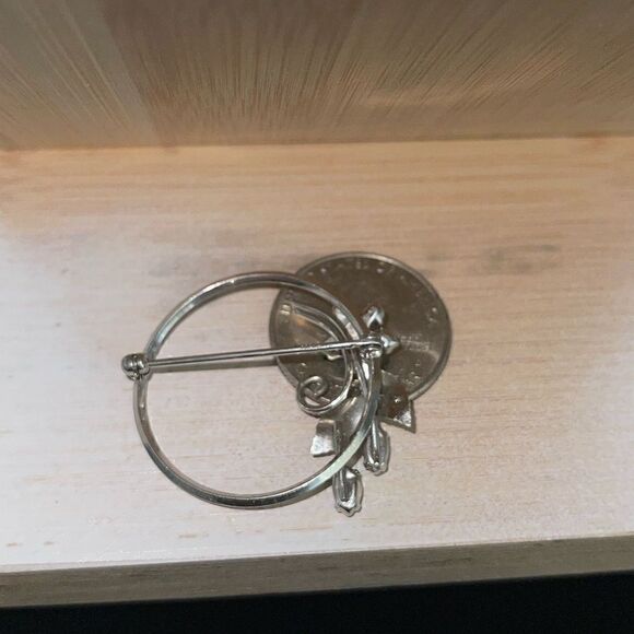 Vintage krementz silver tone leaf brooch - Picture 2 of 4